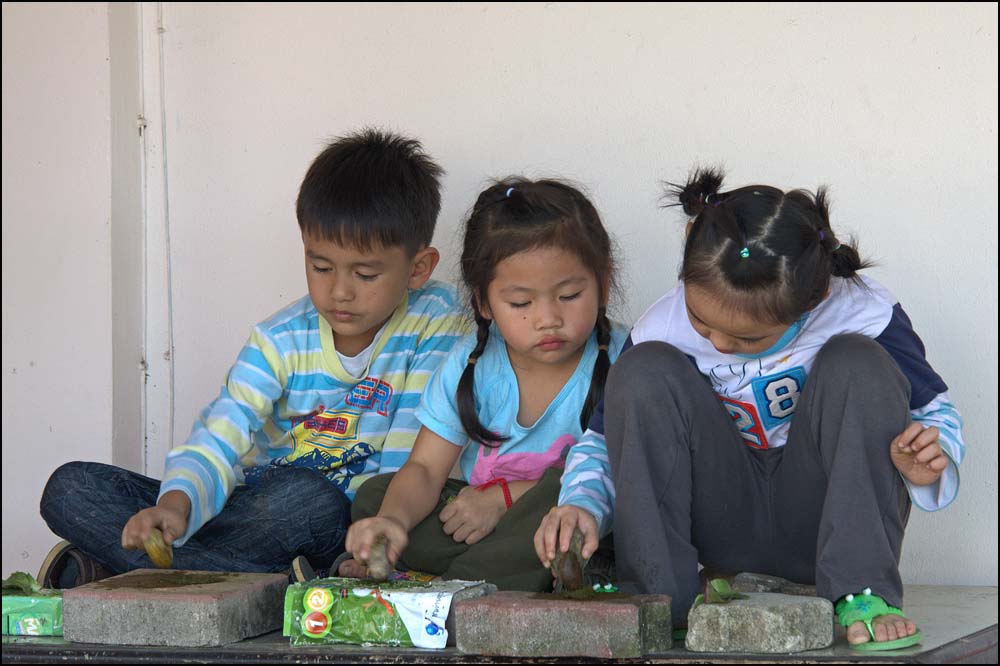 11-1687 Barn i Chiang Saen.jpg