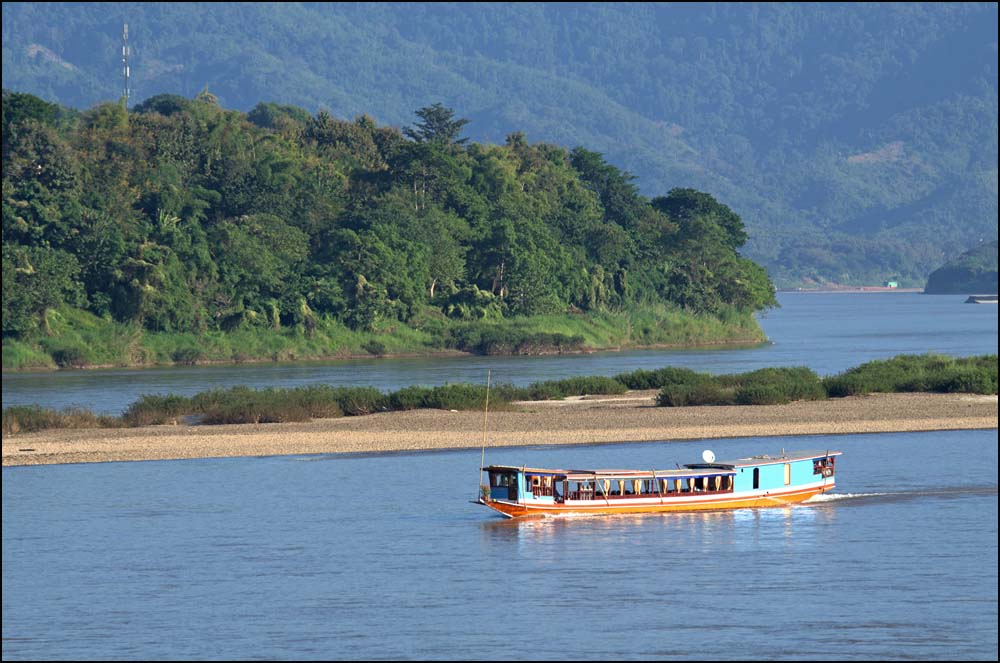 11-1700 Båt på floden i Chiang Khong.jpg