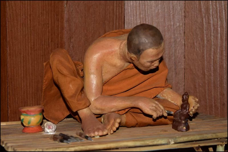 15-0378 Miniatyrmodell av slöjdande munk UDT.webp