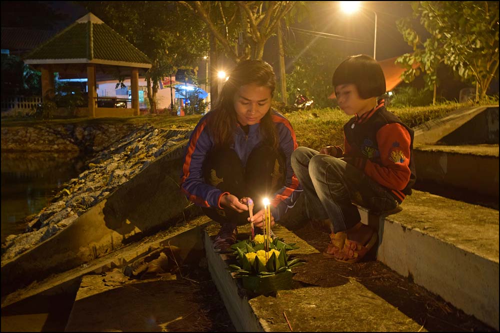 17-1537 Thip och Brew med krathong KOK.jpg