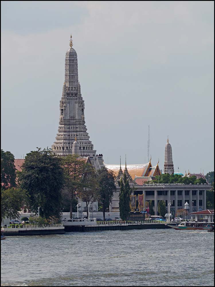 18-1652 Wat Arun från Memorial bridge BKK.jpg