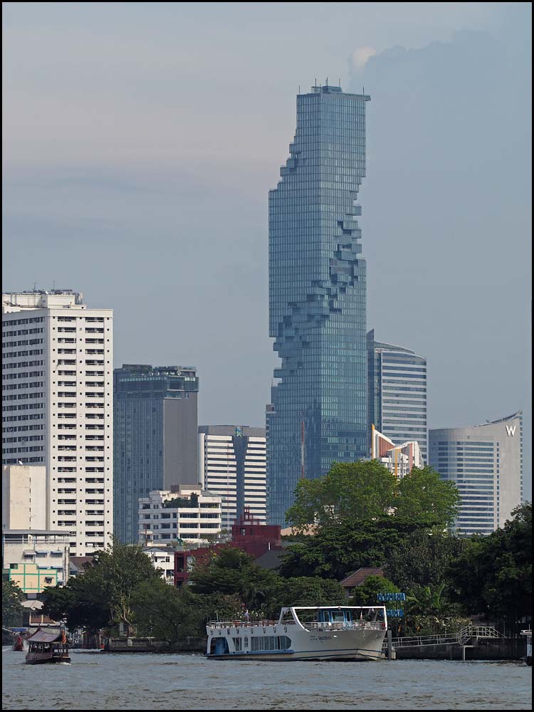 18-1655 Maha Nakhorn från floden BKK.jpg