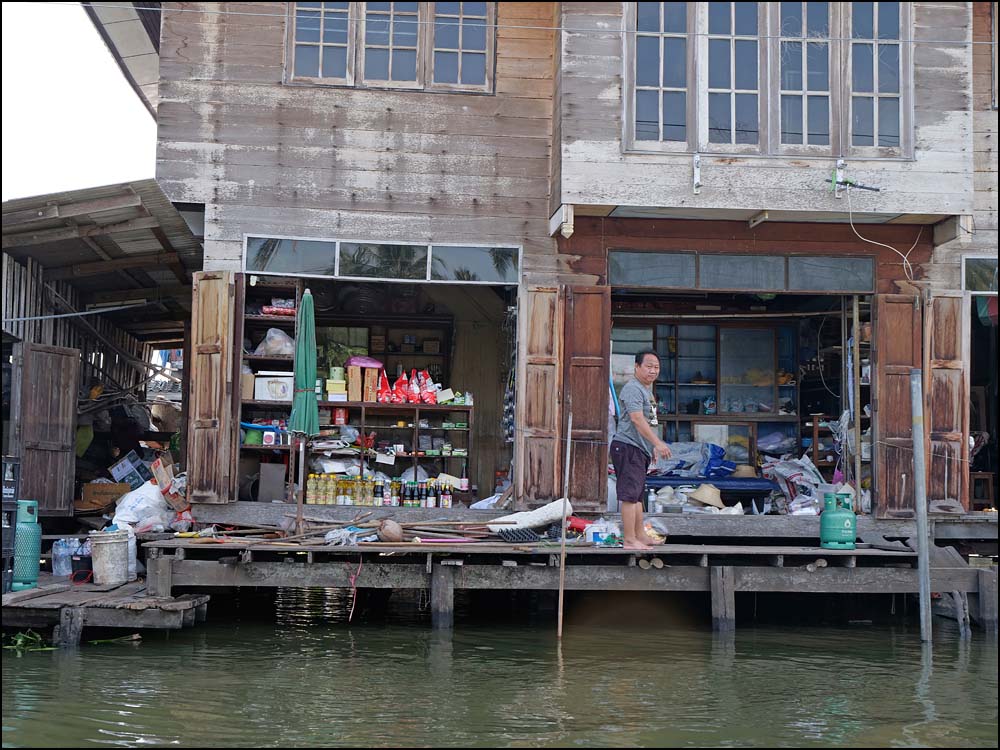 23-0398 Gammal diverseaffär längs floden BKK.jpg