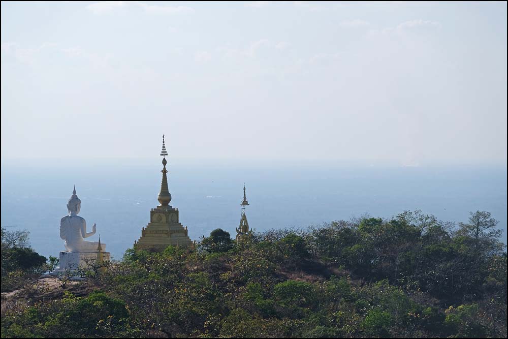 23-1522 Buddha på berget, Tham Naka BUK.jpg