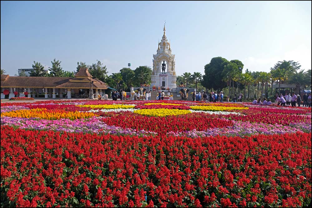 23-1613 Blommor vid monumentet PYO.jpg