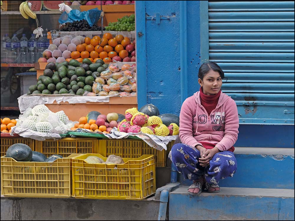 24-0116 Tjej säljer frukt, Thamel KTM.jpg