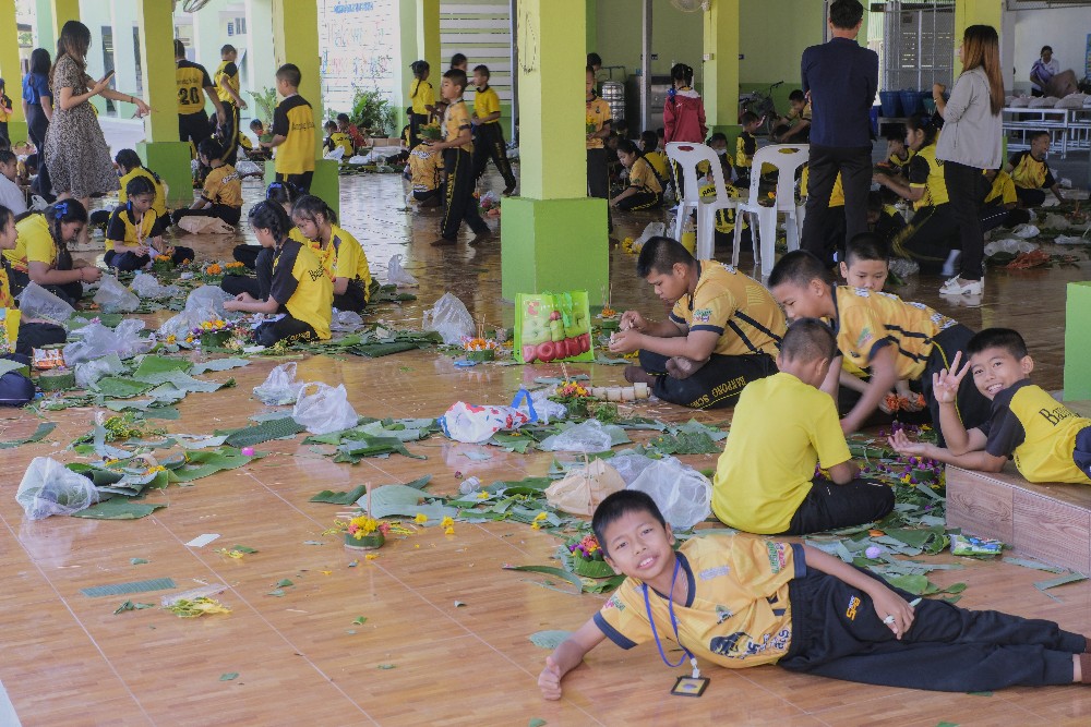 24-1242 Krathongbyggare, Ban Pong school CHR.JPG