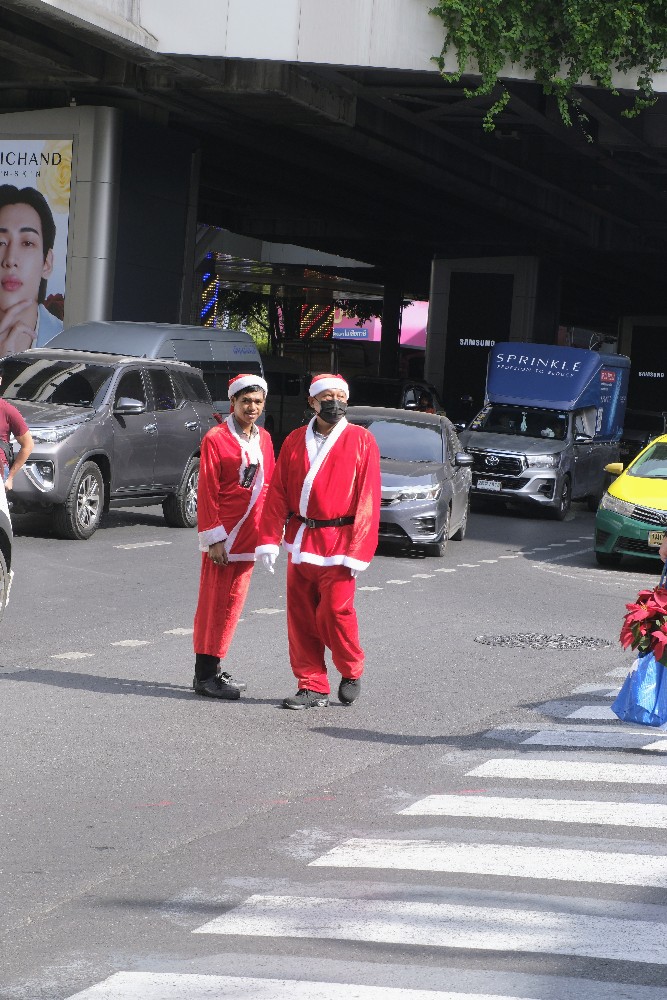 24-1443 Tomtar i trafiken, Sukhumvit BKK.JPG