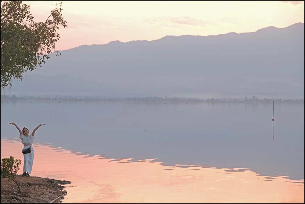 26-0100 Kvinna vid Kwan Phayao PYO.webp