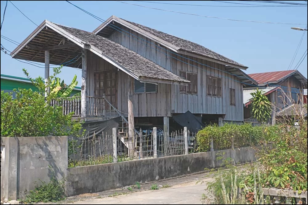 26-0155 Gammalt trähus i Pong PYO.webp