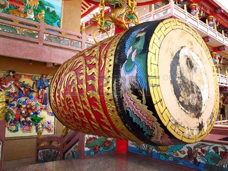 26899598-grosse-trommel-in-chinesischen-tempel-naja-shrine-bei-angsila-chonburi-thailand.jpg