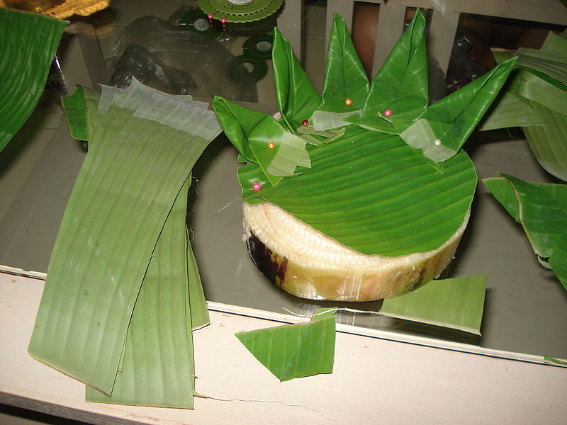 800px-Partially_made_Loi_Krathong.jpg