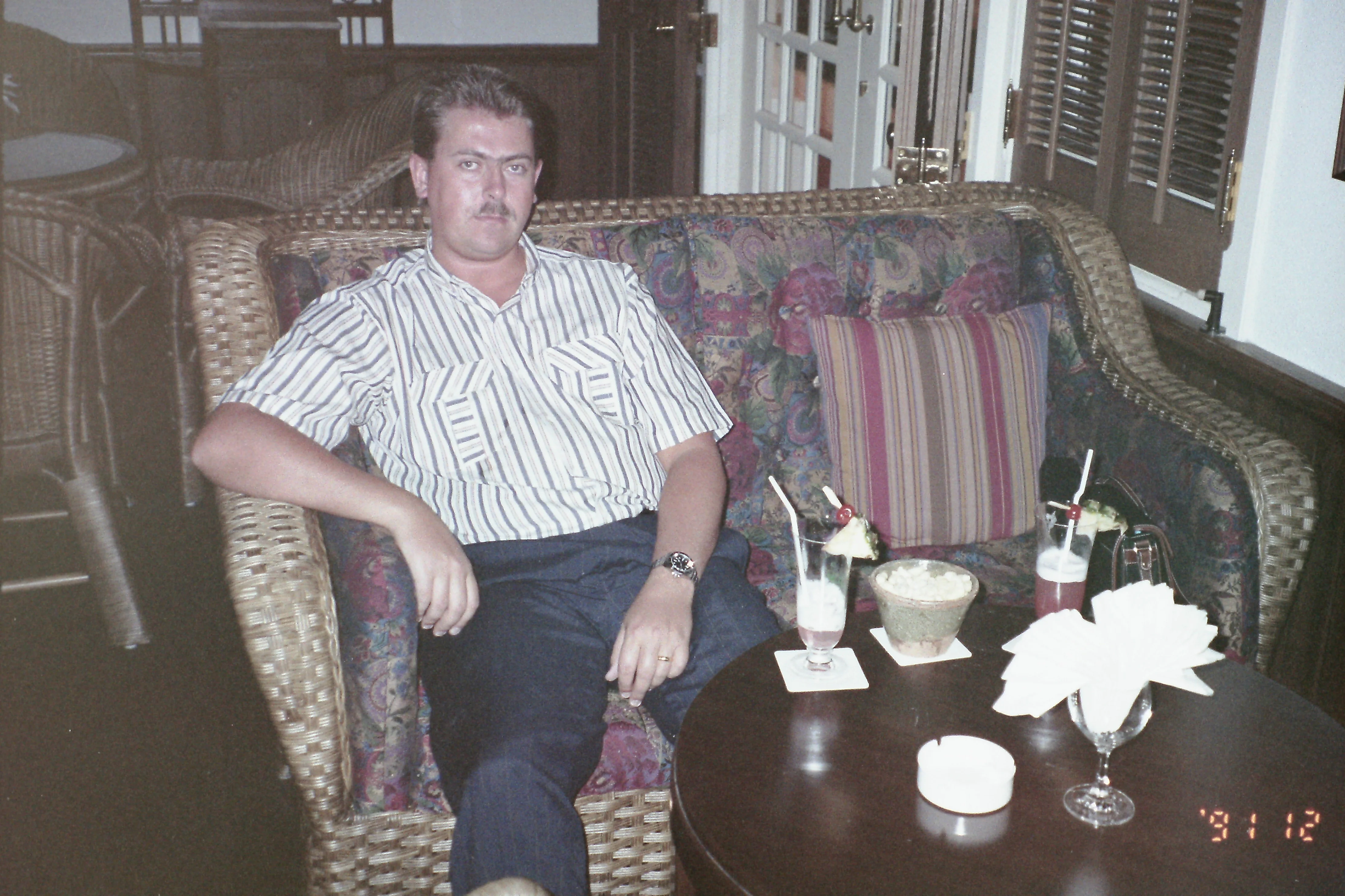 911205 Raffels hotell Longbar.webp