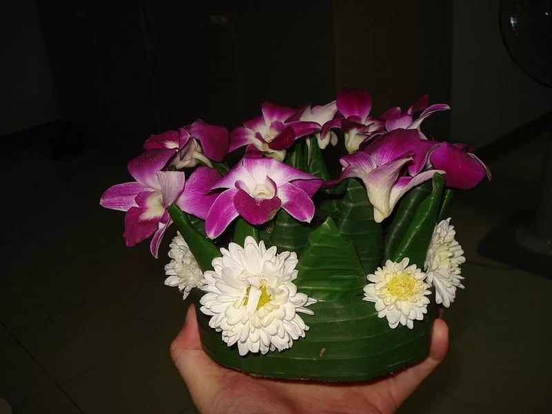 A_hand-made_Loi_Krathong.webp