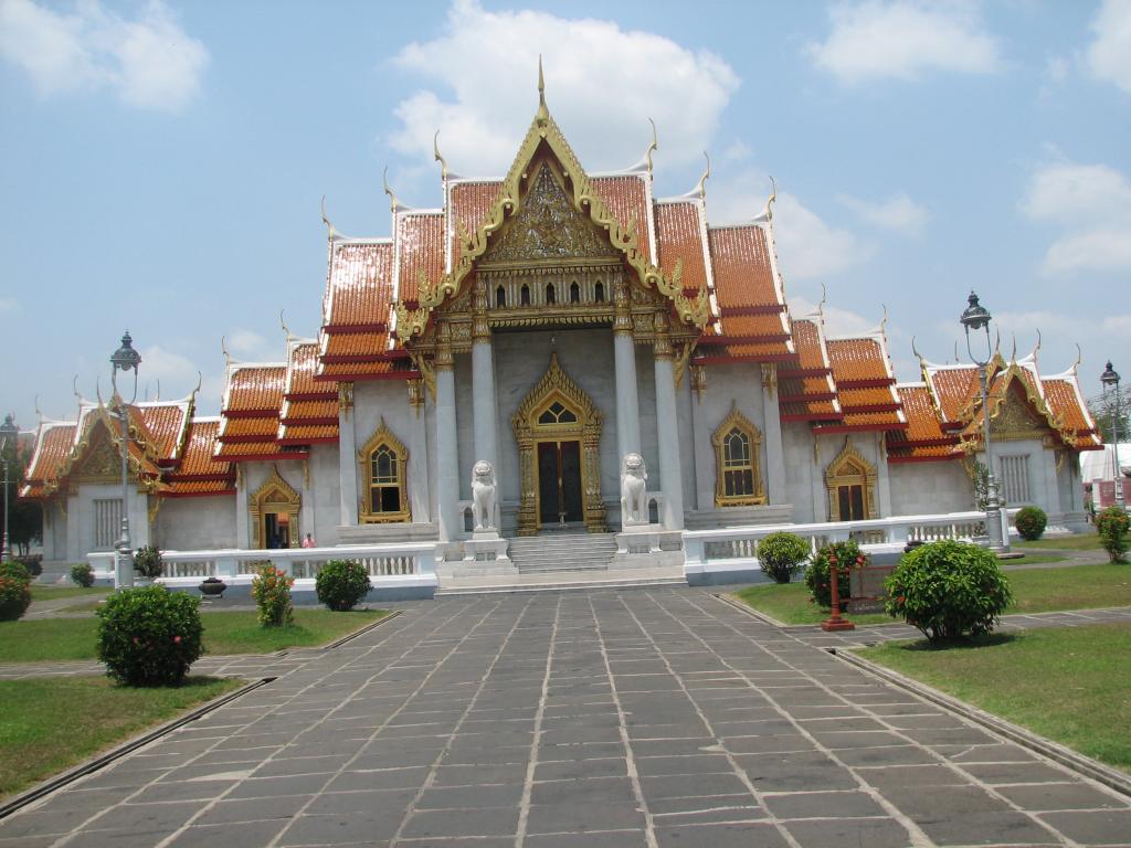 Benchamabophit Temple 013.jpg