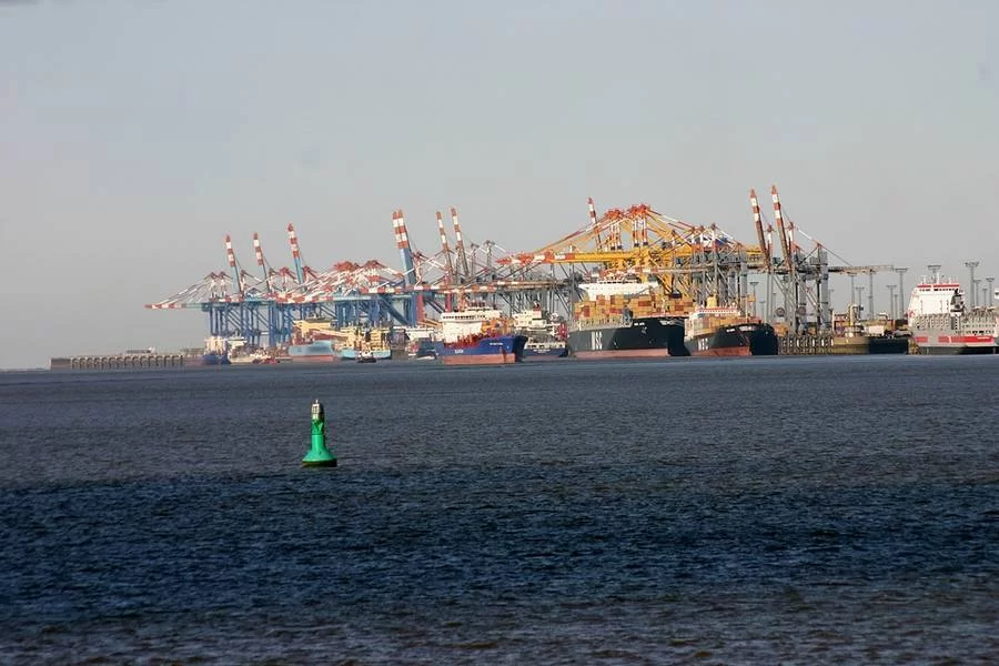 Bremerhaven-MSC-Asia-Busy-080216.webp