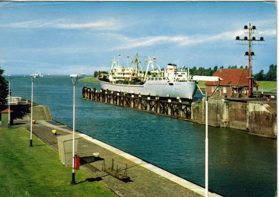 Brunsbottelkoog_is_this_Kiel_canal.webp
