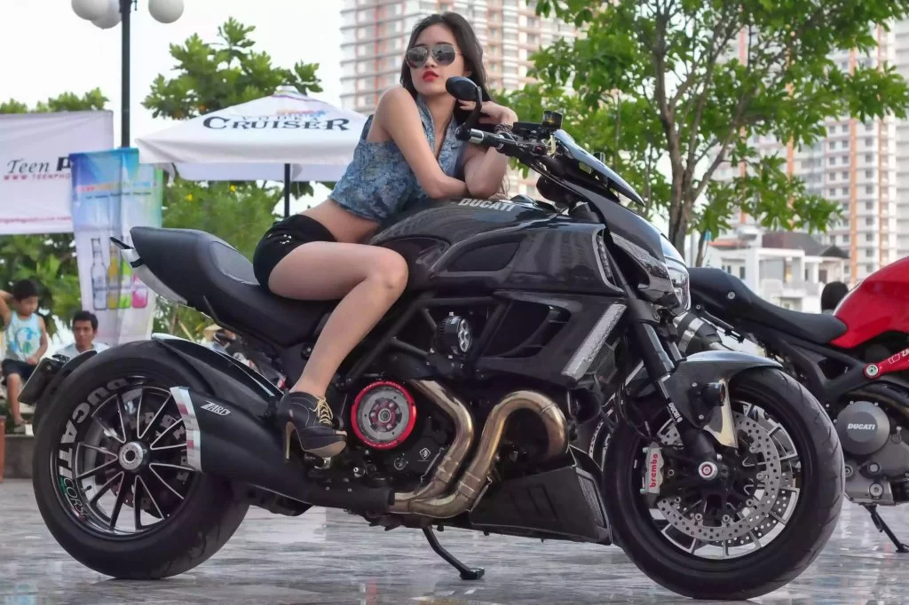 ducati-diavel-sexy-asian-babe-6.webp