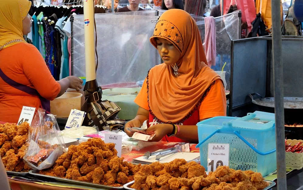 food-vender-krabi-walking-street.webp