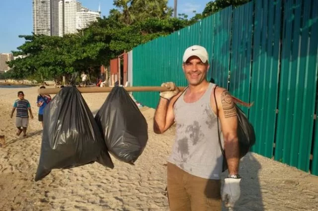 Mark fra Australia-holder strand i Pattaya ren-nov2015-bangkokcoconutscom-1-703880.webp