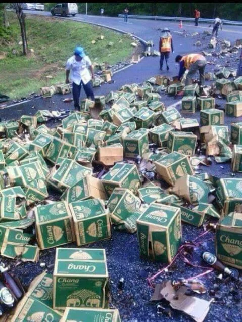 Öl bil i dike ._n.webp