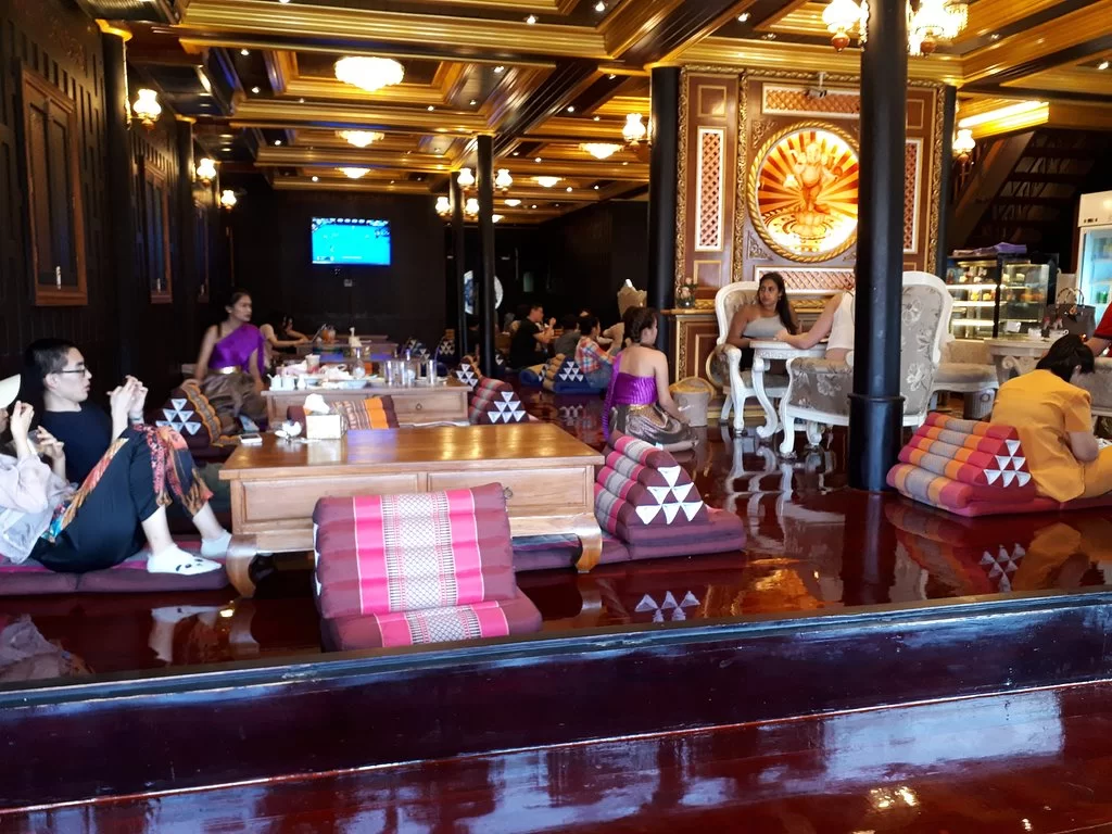 restaurant-seating-with.webp