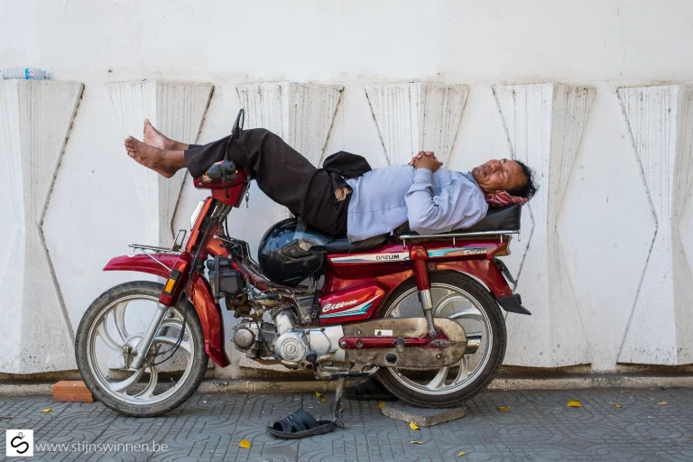 sleeping-on-bike-in-phnom-penh-768x512.webp