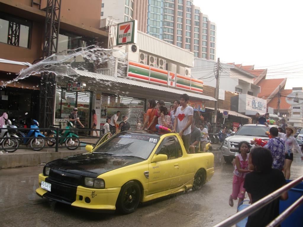 songkran 2011 Khon Kaen 044.jpg