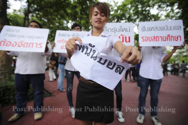 Spill-studenter demonstrer mot gambling-bangkokpostcom-739378.jpg