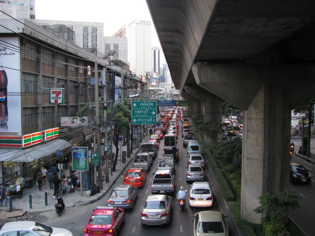 Sukhumvit_Road_-01.jpg