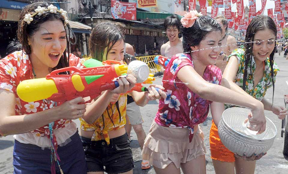 t-07-Songkran-festival-greenlight-drives-floral-shirts-sales-ahead-of-April-long-holiday-in-Th...jpg