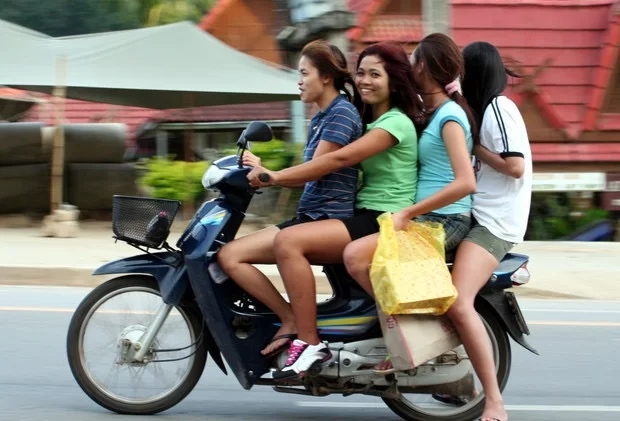 tjejer-pa-moppe-krabi-stad-thailand-740502.webp
