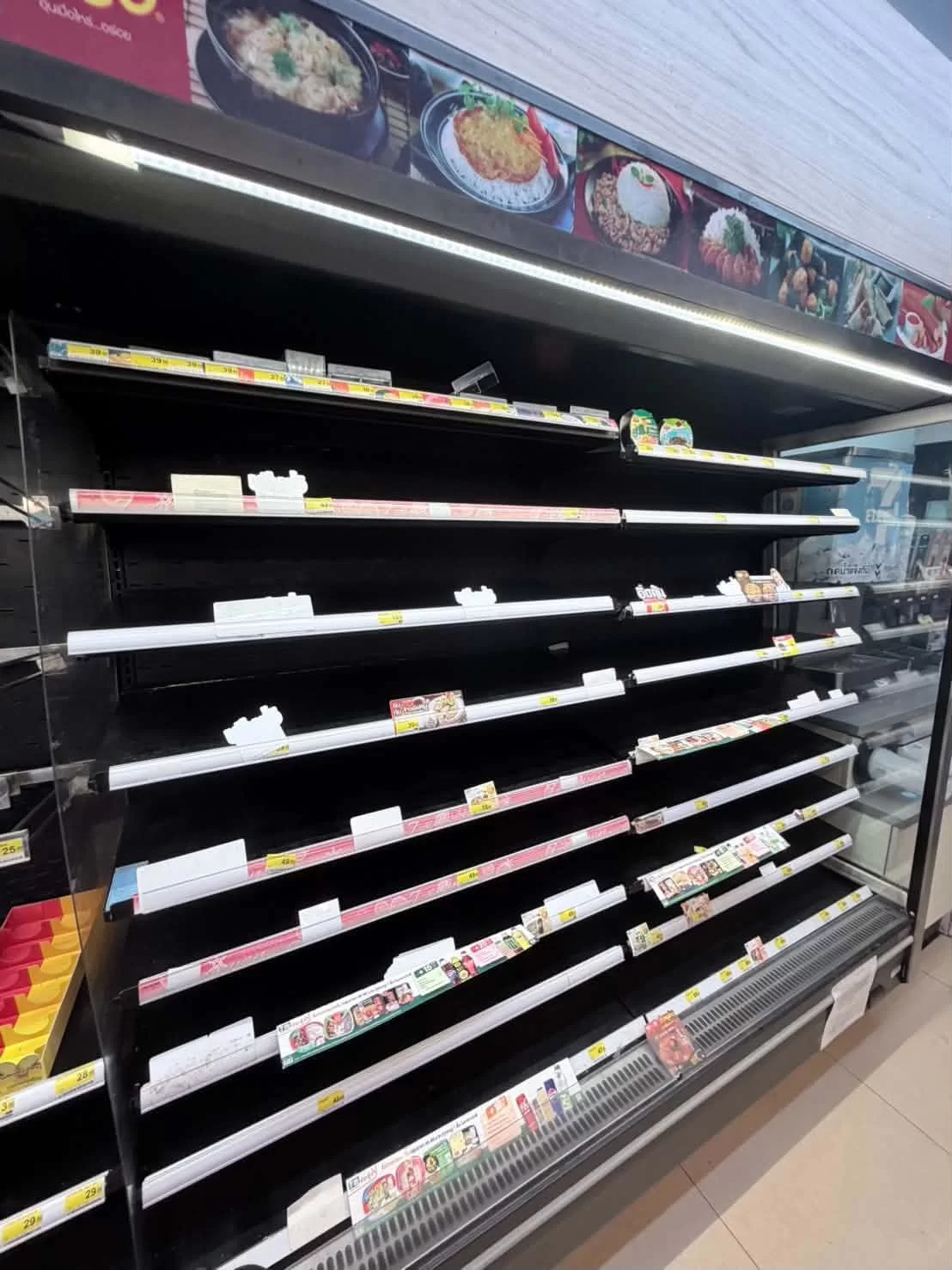 Tomma hyllor på 7-Eleven.webp